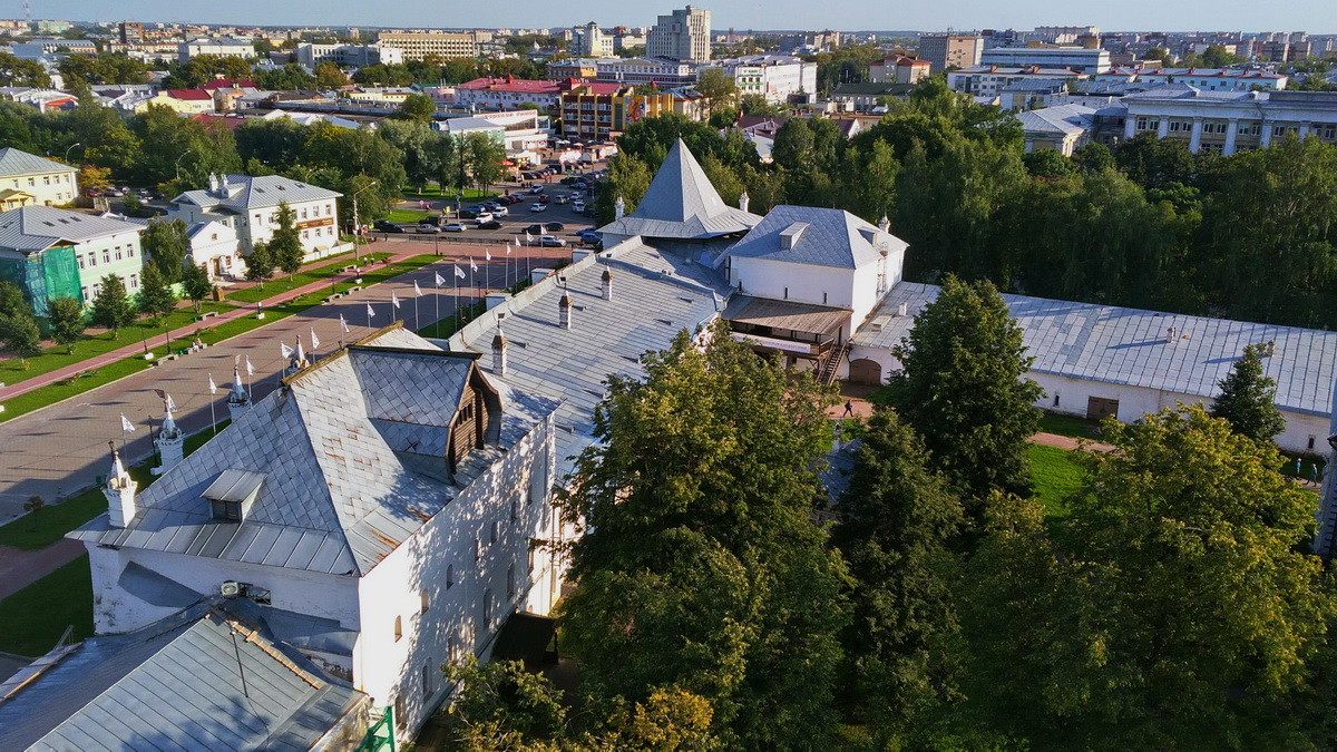 Вологда, Кремлёвская площадь, 3; Улица Сергея Орлова, 15