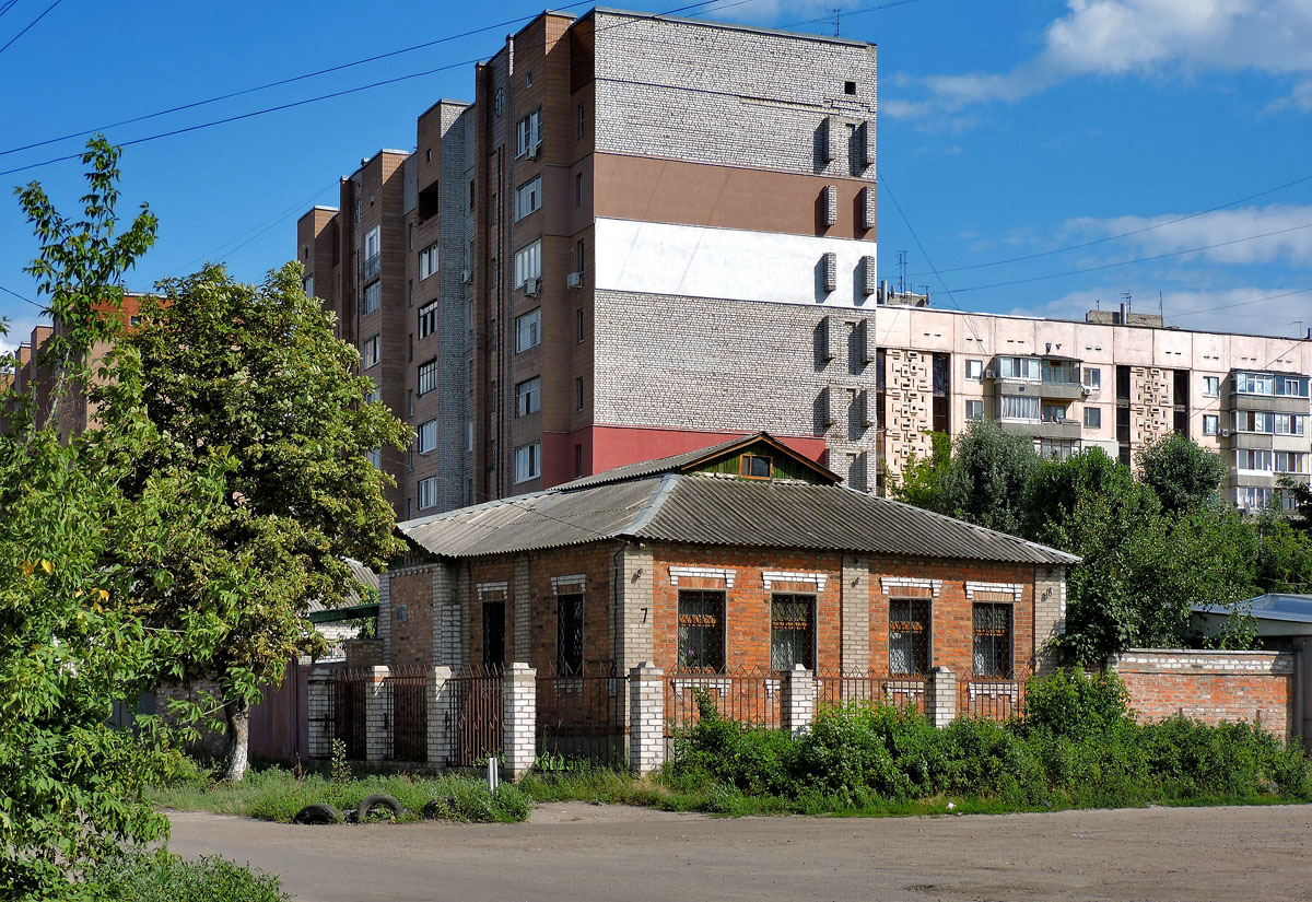Харьков, Улица Академика Богомольца, 55 / Лютовская улица, 7; Улица Академика Богомольца, 33; Улица Академика Богомольца, 29