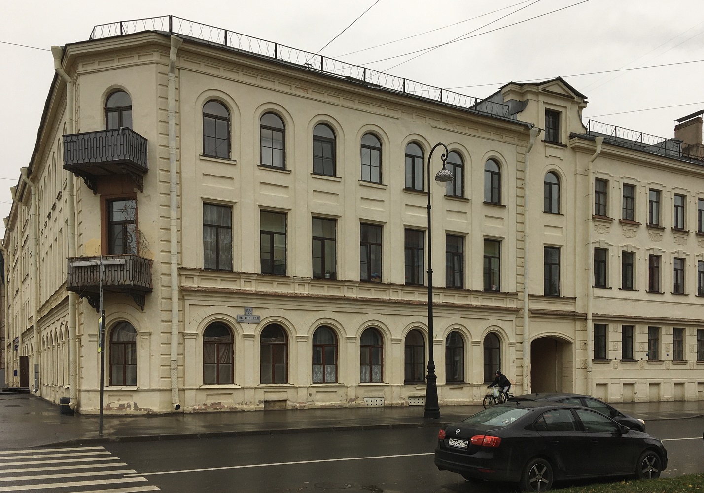 Кронштадт, Петровская улица, 13 / Красная улица, 6