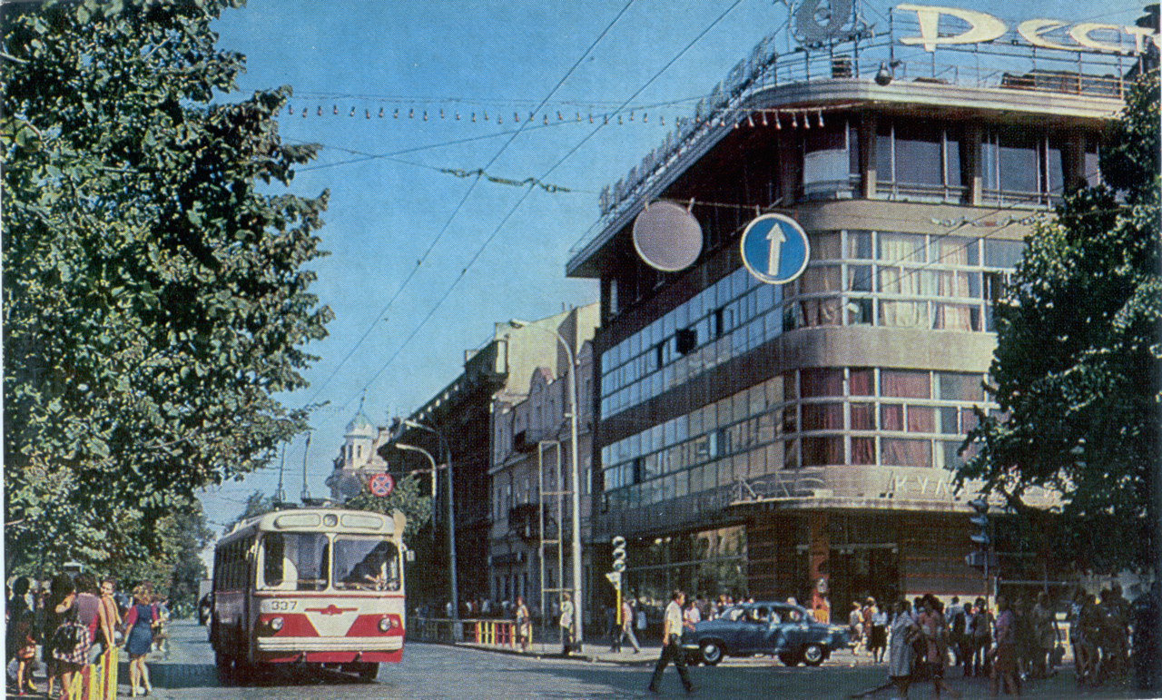 Odesa, Дерибасівська вулиця, 15 / катерининська вулиця, 19; Дерибасівська вулиця, 13. Odesa — Signboards