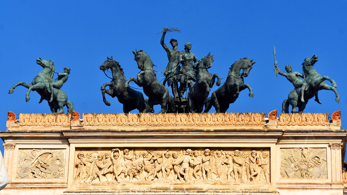 Палермо, Via Philippo Turati, 2 / Piazza Ruggero Settimo, 15. Монументальное искусство (мозаики, росписи, барельефы, сграфито)