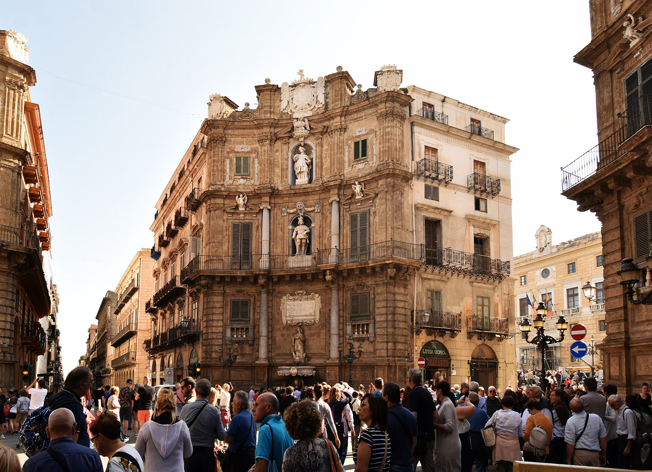 Palermo, Via Vittorio Emanuele, 308. Монументальное искусство (мозаики, росписи)