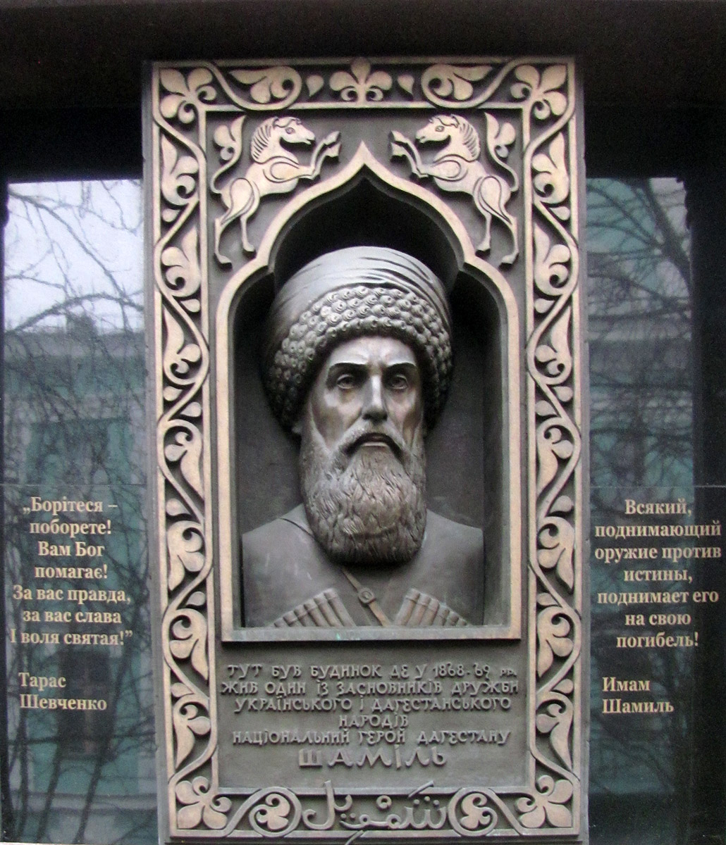 Киев, Улица Михаила Грушевского, 28 / Крепостной переулок, 2