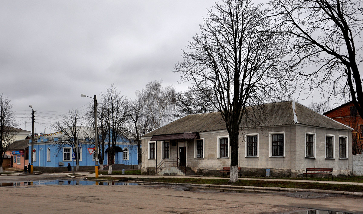 Золочев, Слобожанская площадь, 1; Улица Победы, 2