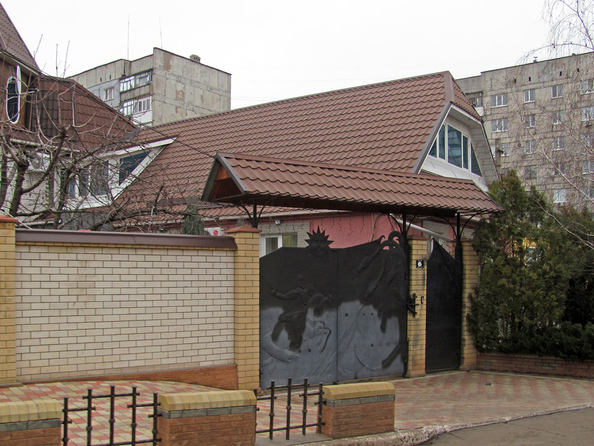 Арцёмаўск, Улица Пушкина, 39. Монументальное искусство (мозаики, росписи, барельефы, сграфито)