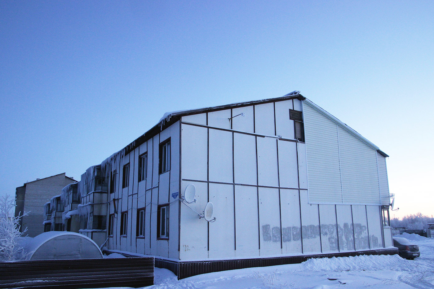 Искателей, Улица Россихина, 10