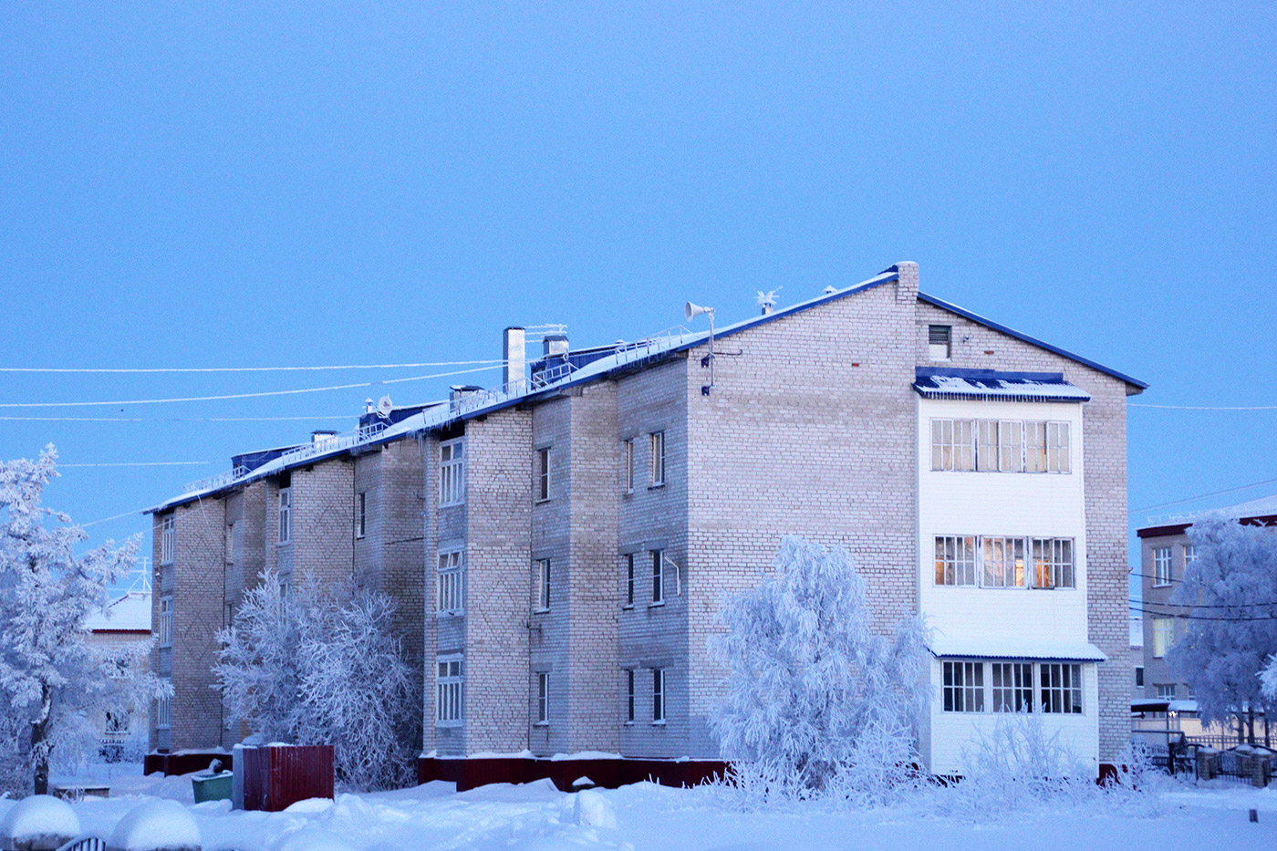 Искателей, Улица Россихина, 1