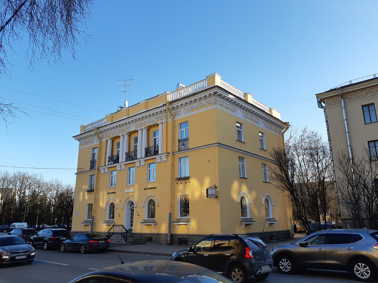 Пушкiн, Конюшенная улица, 39 / Октябрьский бульвар, 39