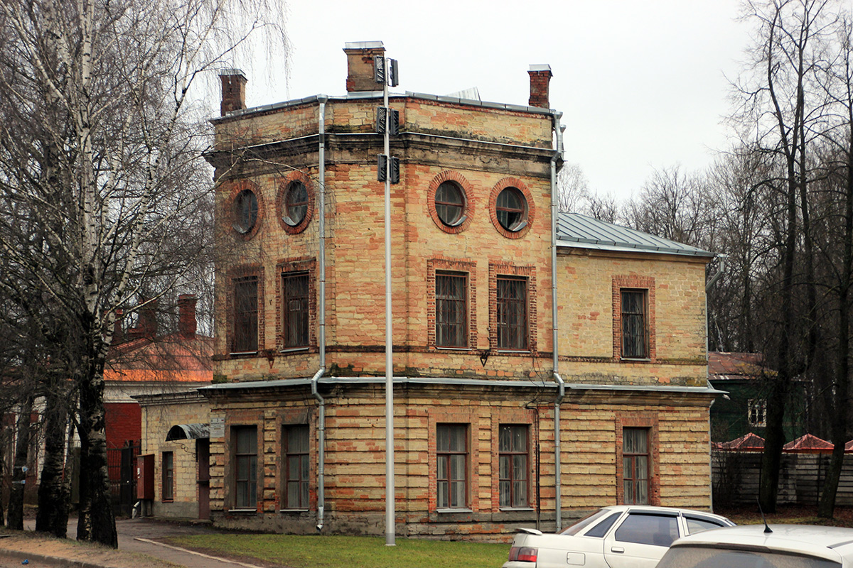 Гатчина, Красноармейский проспект, 1