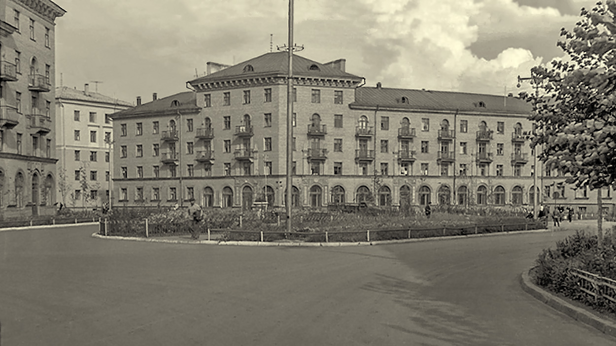 Уфа, Улица Калинина, 13 / Улица Ульяновых, 42; Улица Калинина, 11 / Улица Льва Толстого, 2 / Улица Ульяновых, 41; Улица Ульяновых, 44