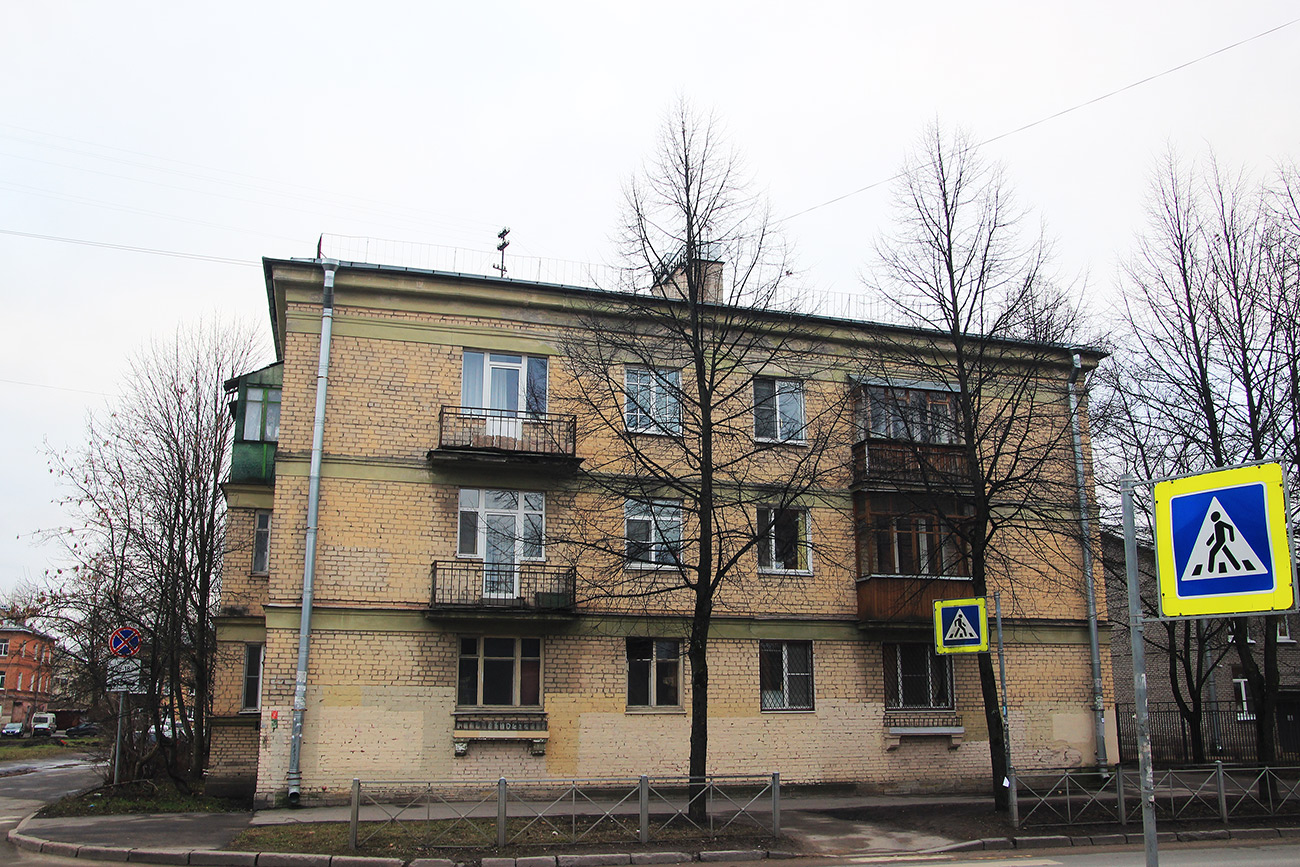 Колпiно, Павловская улица, 2 / Площадь Коммуны, 1