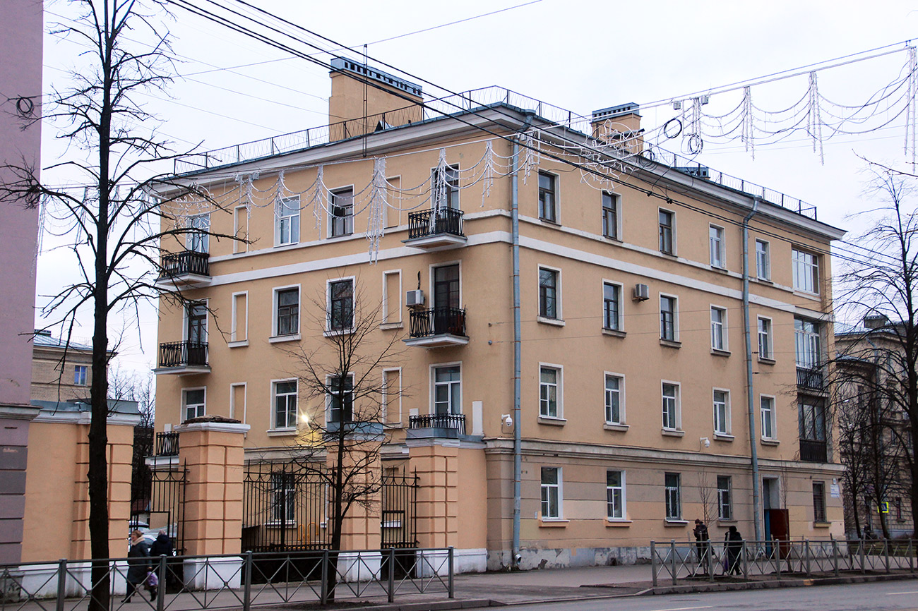 Колпино, Проспект Ленина, 18 / Улица Веры Слуцкой, 12