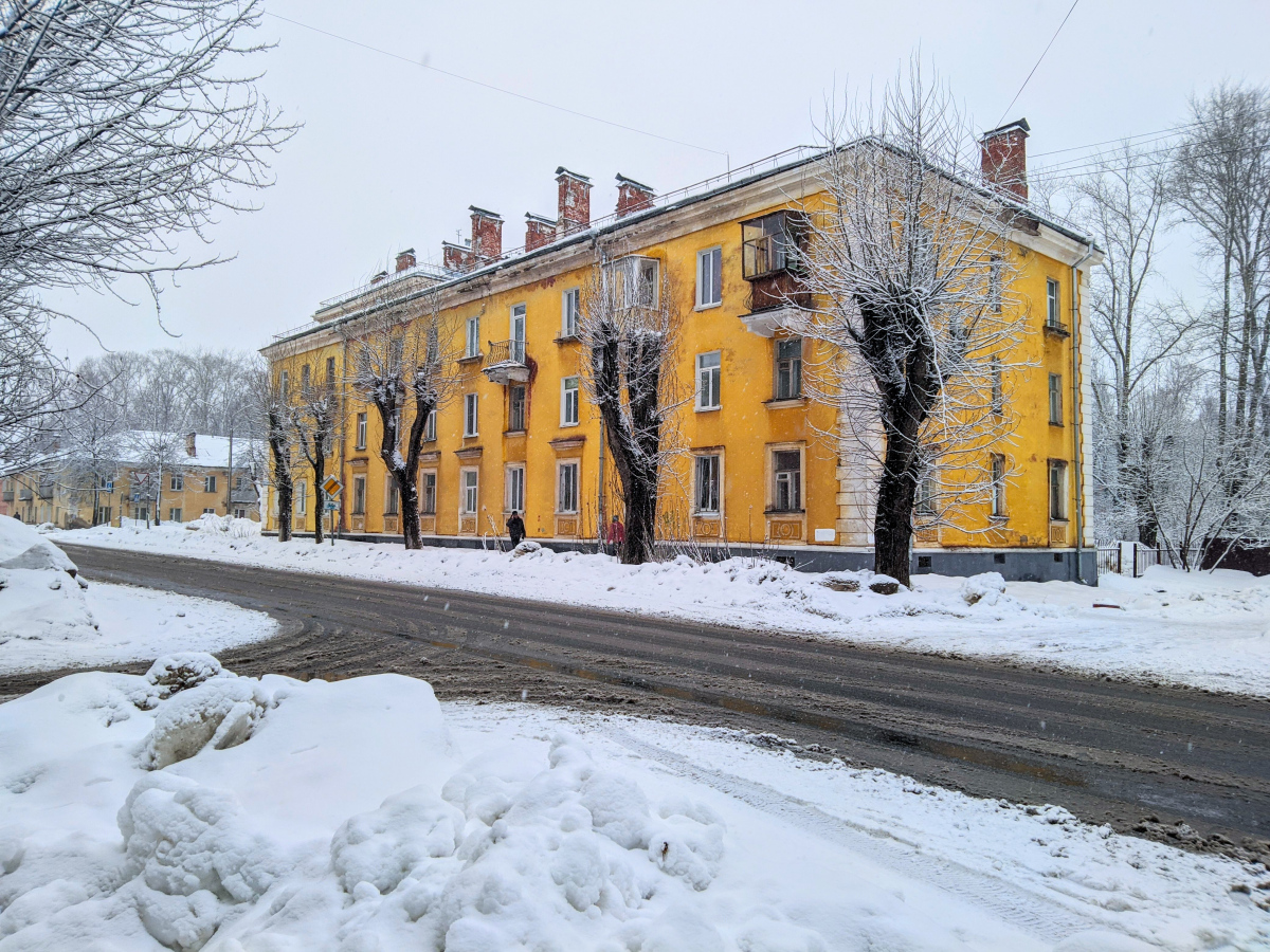Glazov, Советская улица, 11 / Улица Дзержинского, 17