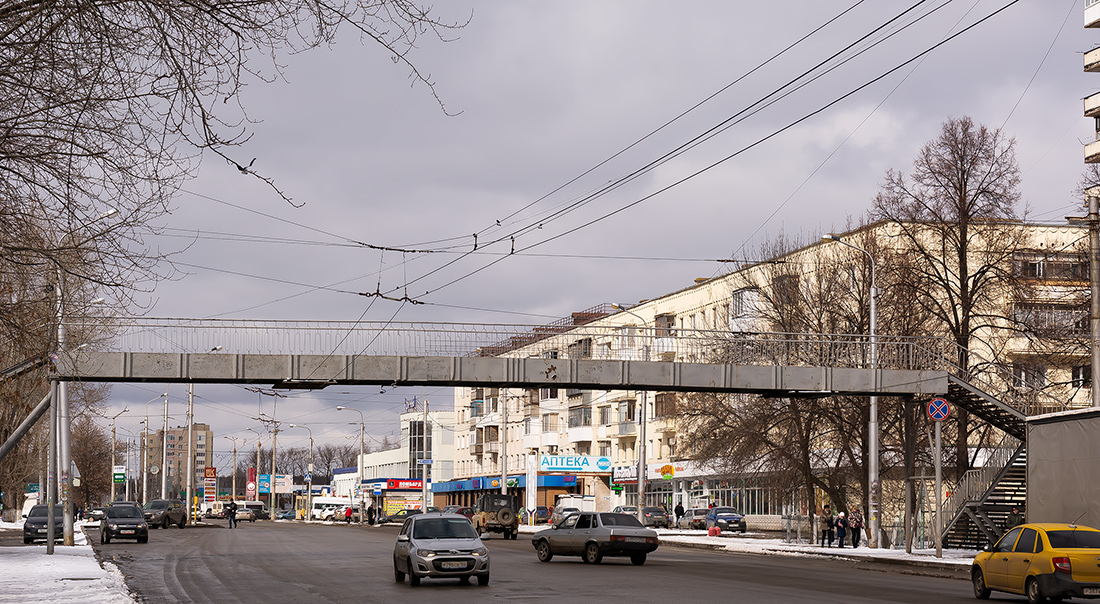 Уфа, Улица Ахметова, Пешеходный мост
