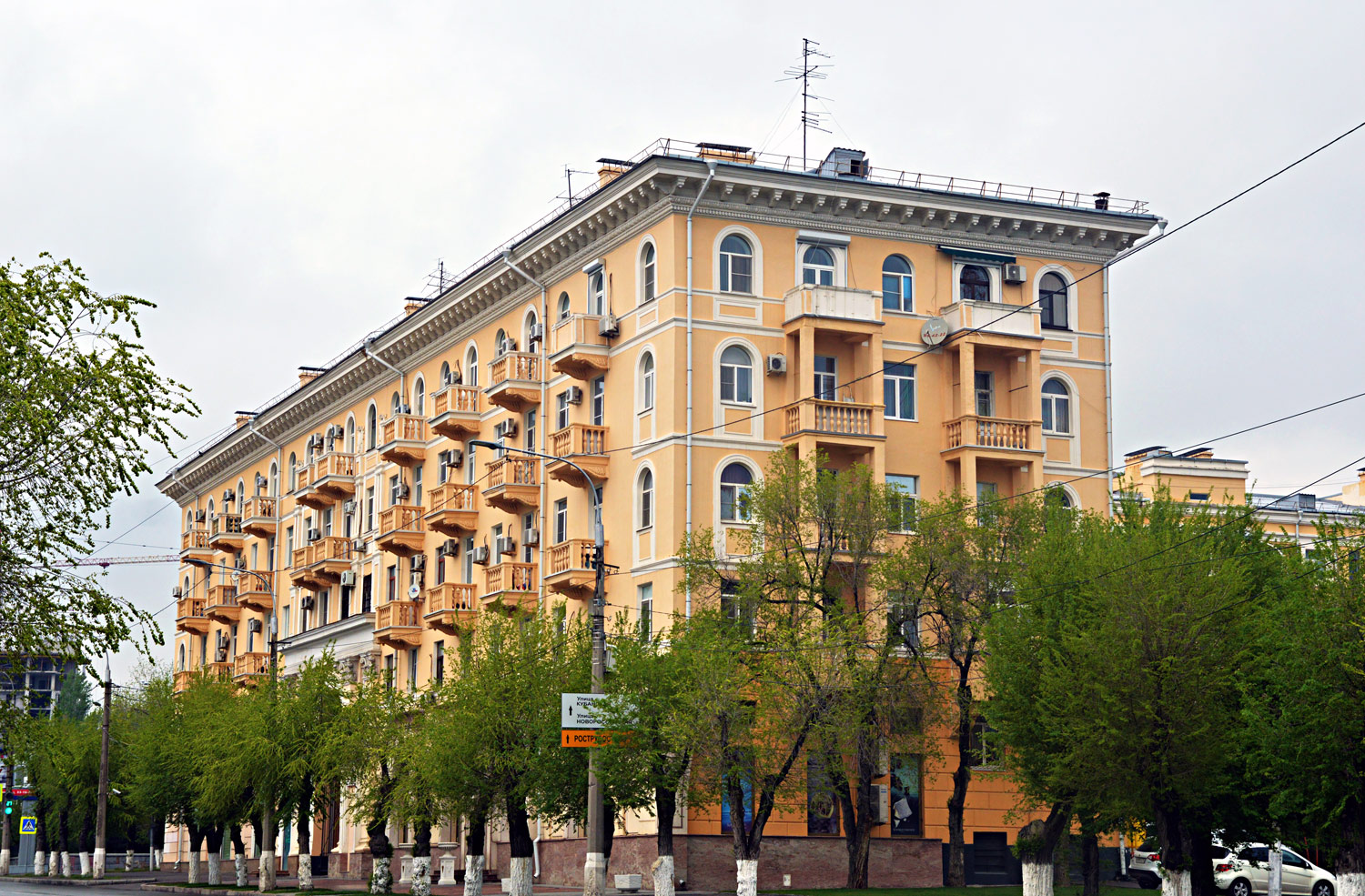 Волгоград, Коммунистическая улица, 10 (подъезды 1-4)