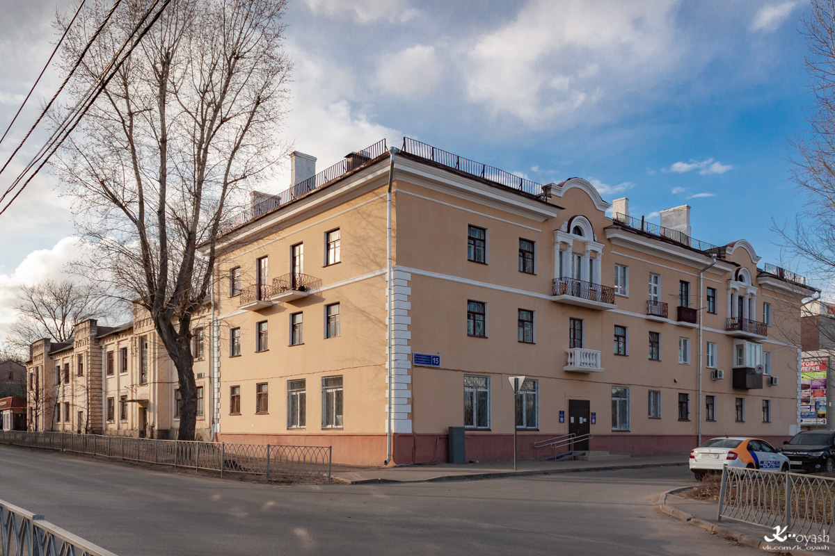 Казань, Ленинградская улица, 15 / Улица Побежимова, 30; Улица Побежимова, 32