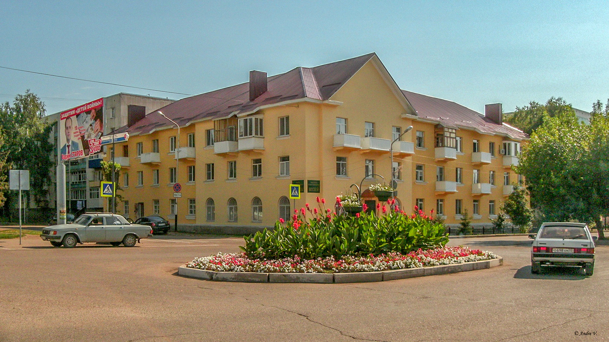 Ishimbai, проспект Ленина, 16 / Улица Богдана Хмельницкого, 29