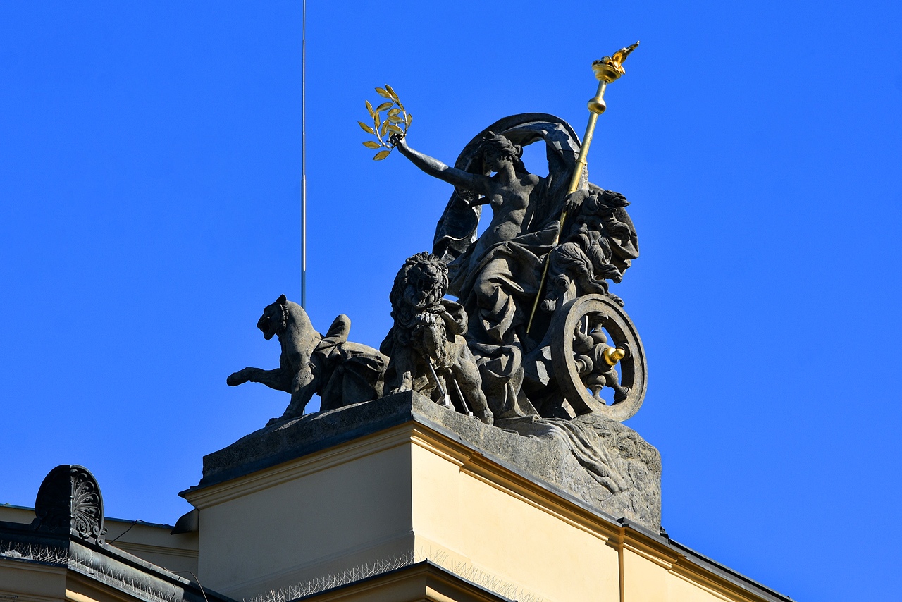 Прага, Wilsonova, 4. Монументальное искусство (мозаики, росписи, барельефы, сграфито)