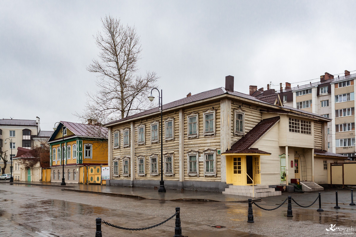 Kazan, Улица Каюма Насыри, 12; Улица Каюма Насыри, 10А; Улица Каюма Насыри, 10
