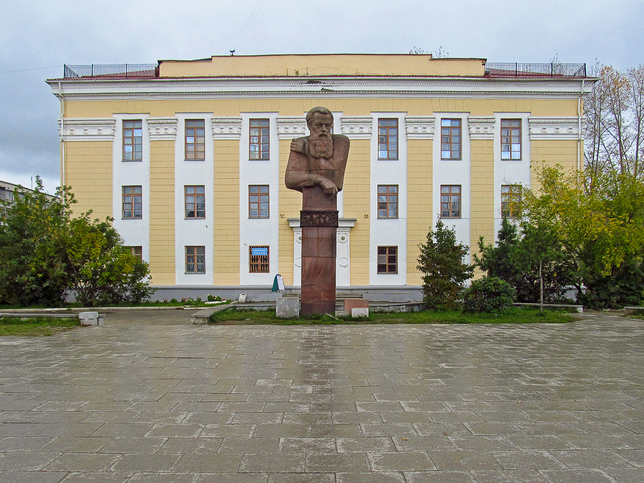 Полевской, Улица Карла Маркса, 11