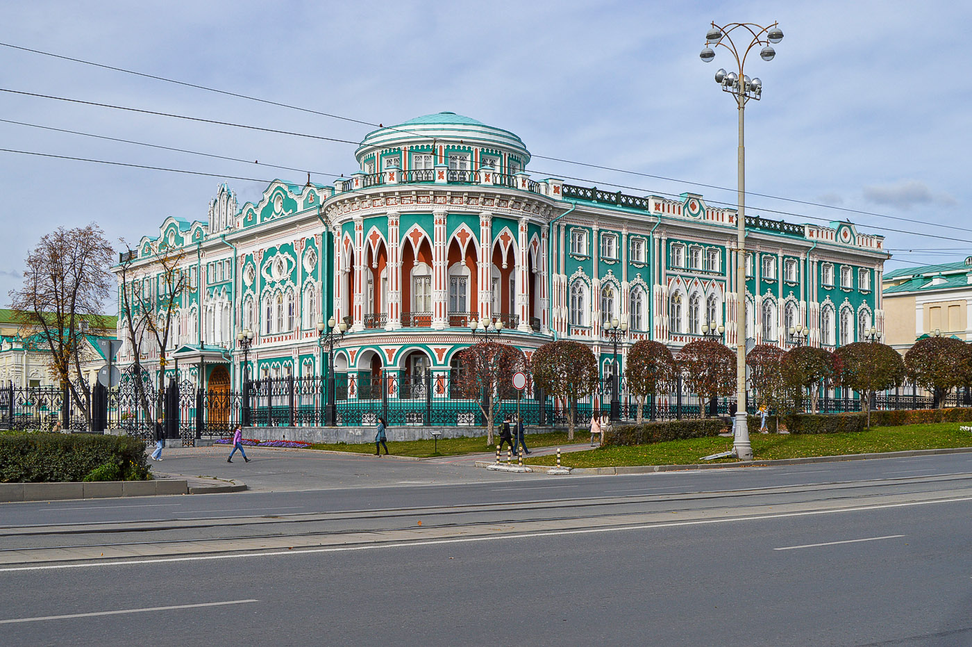 Екатеринбург, Проспект Ленина, 35 / Улица Горького, 23 / Екатерининская Широкая улица