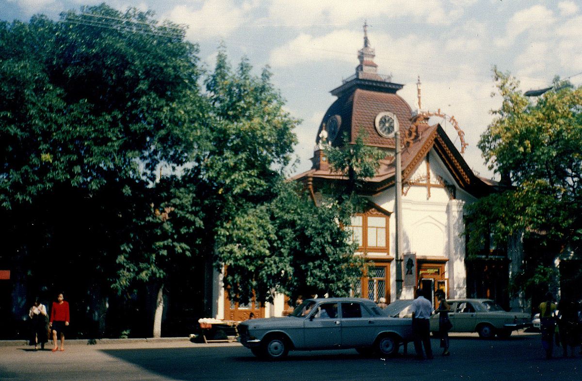 Алматы, Проспект Жибек жолы, 63 / Улица Валиханова, 45