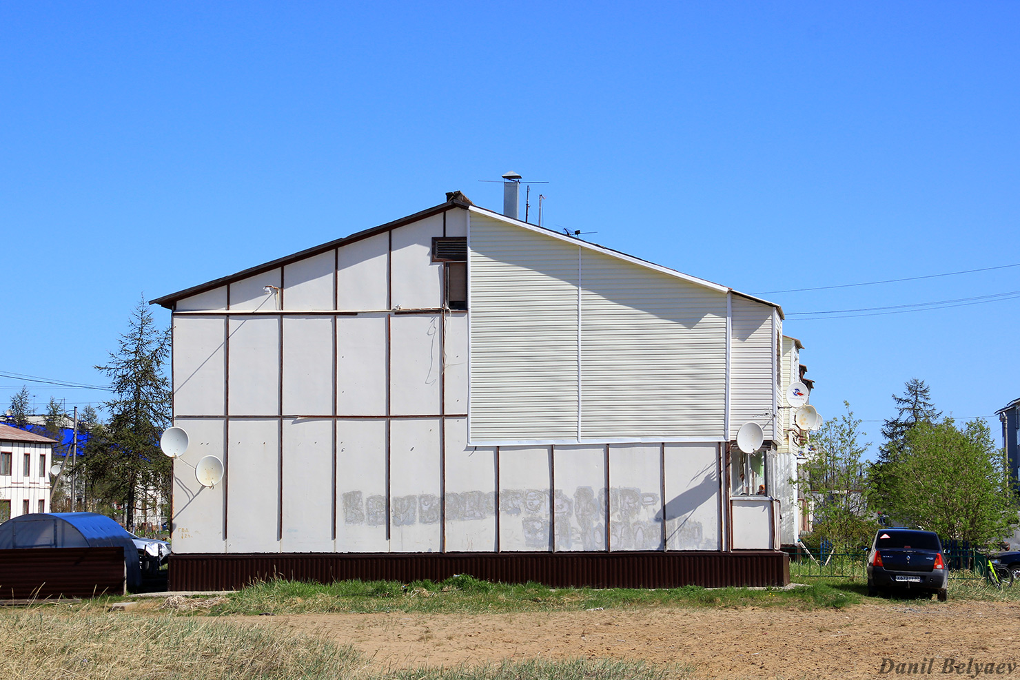 Искателей, Улица Россихина, 10