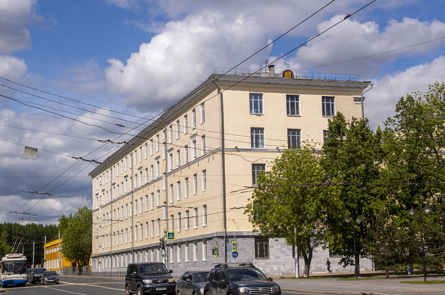 Уфа, Улица Космонавтов, 1 / Улица Комарова, 22