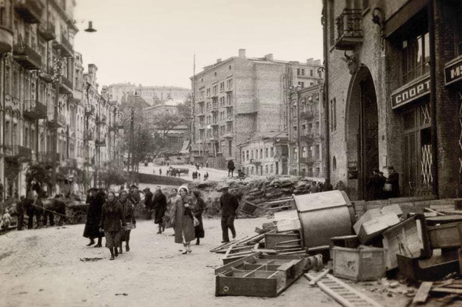 Киев, Крутой спуск, 6/2; Крутой спуск, 4; Бессарабская площадь, 2