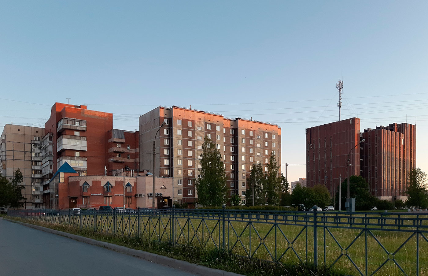 Колпино, Улица Веры Слуцкой, 81; Улица Веры Слуцкой, 81 корп. 2; Улица Веры Слуцкой, 83