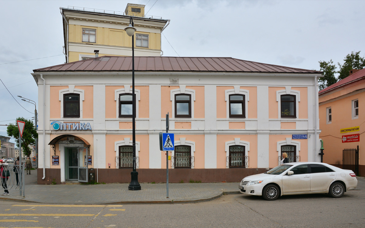Казань, Улица Каюма Насыри, 1 / Улица Татарстан, 5