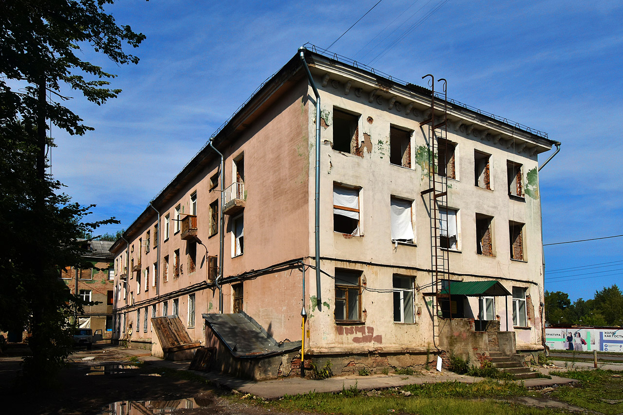Perm, Боровая улица, 20 / Углеуральская улица, 13