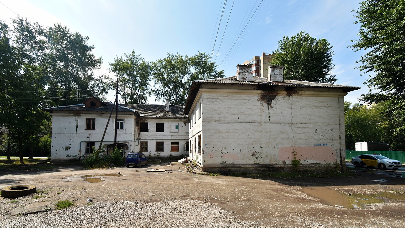 Пермь, Углеуральская улица, 15 / Улица Василия Каменского, 19