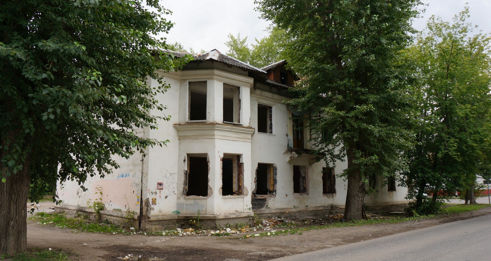 Пермь, Углеуральская улица, 15 / Улица Василия Каменского, 19