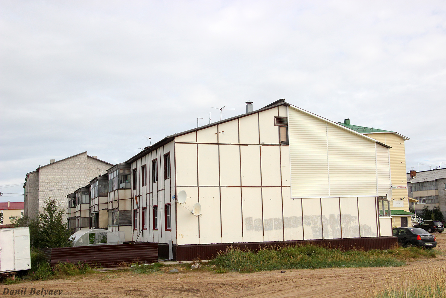 Искателей, Улица Россихина, 10