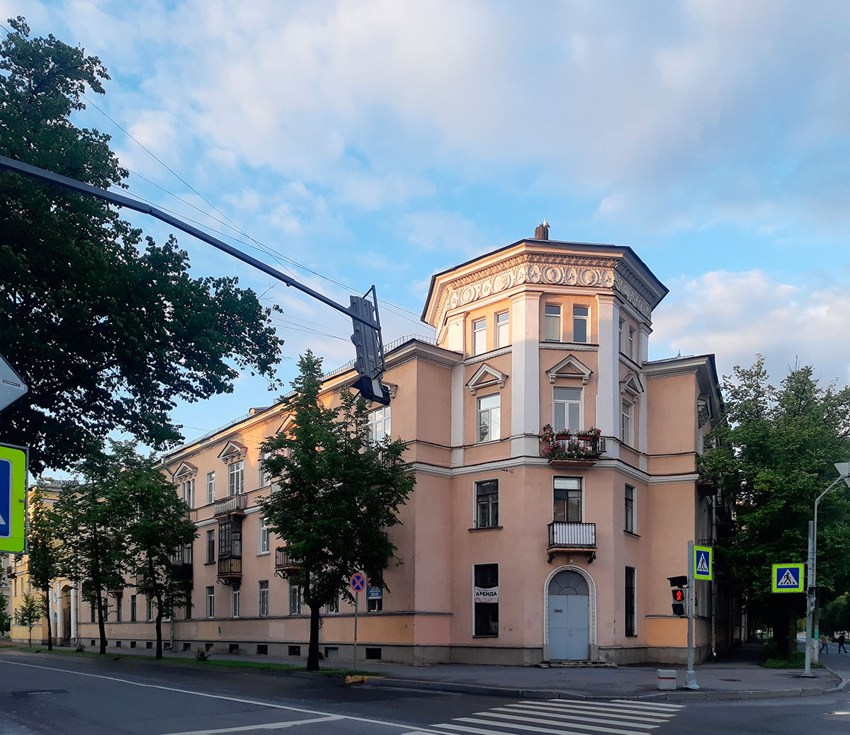 Колпино, Набережная Комсомольского канала, 24 / Банковский переулок, 1