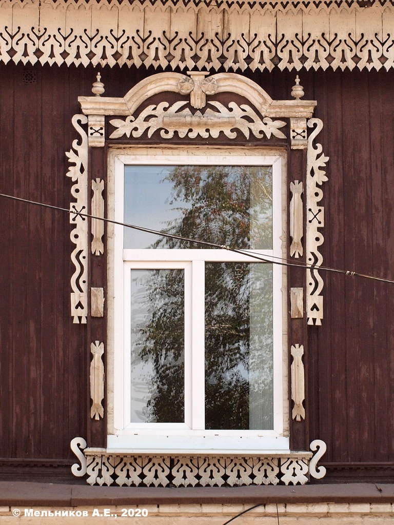 Perm, Улица Лифанова, 18 / Улица 1905 года, 31. Резные наличники
