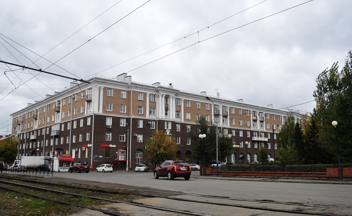 Омск, Улица Серова, 13 / Проспект Карла Маркса, 60