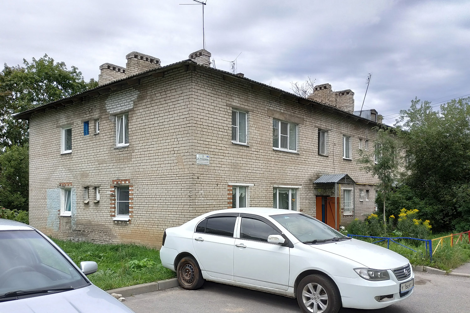 Большие Колпаны, Улица Казначеева, 2