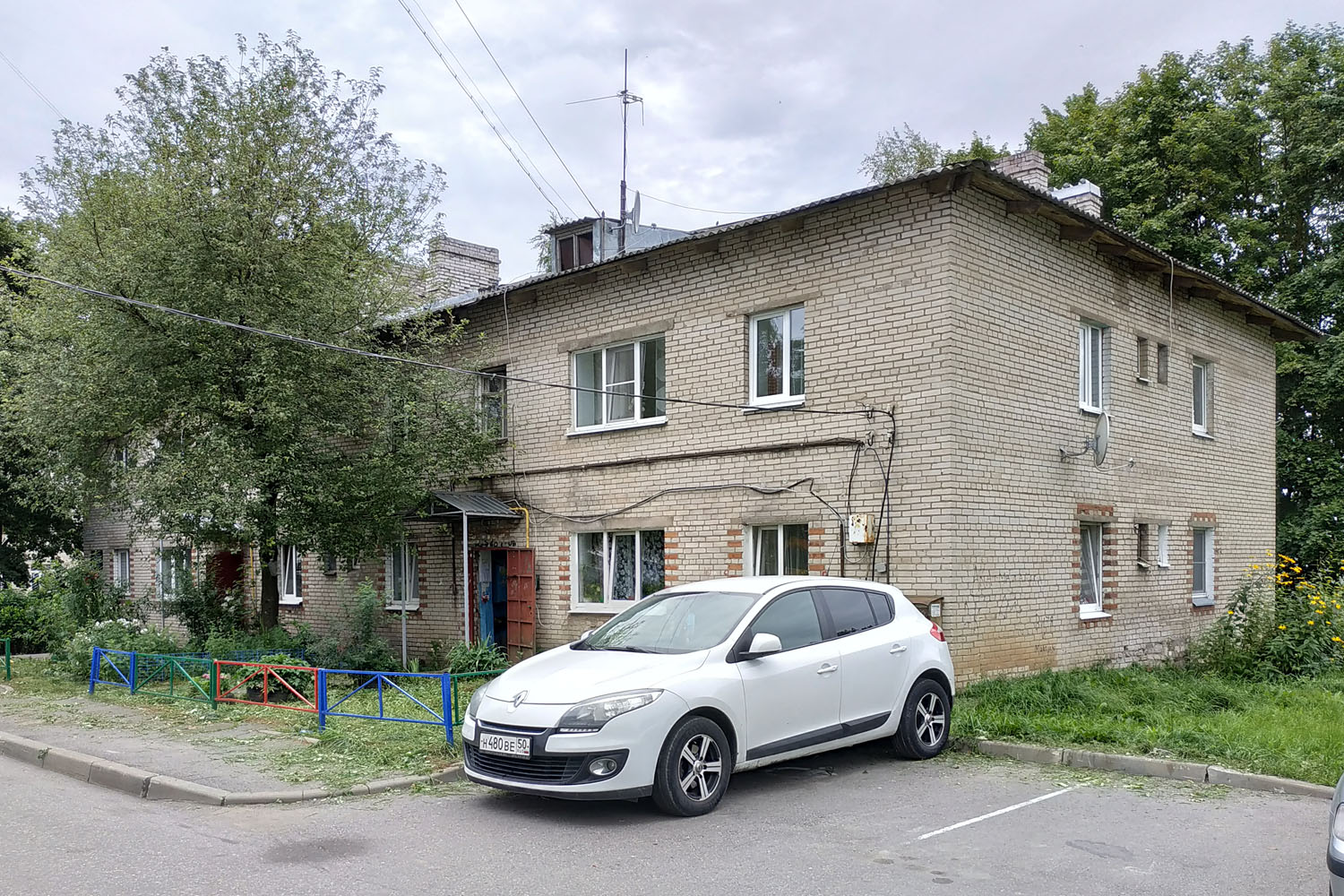Большие Колпаны, Улица Казначеева, 1