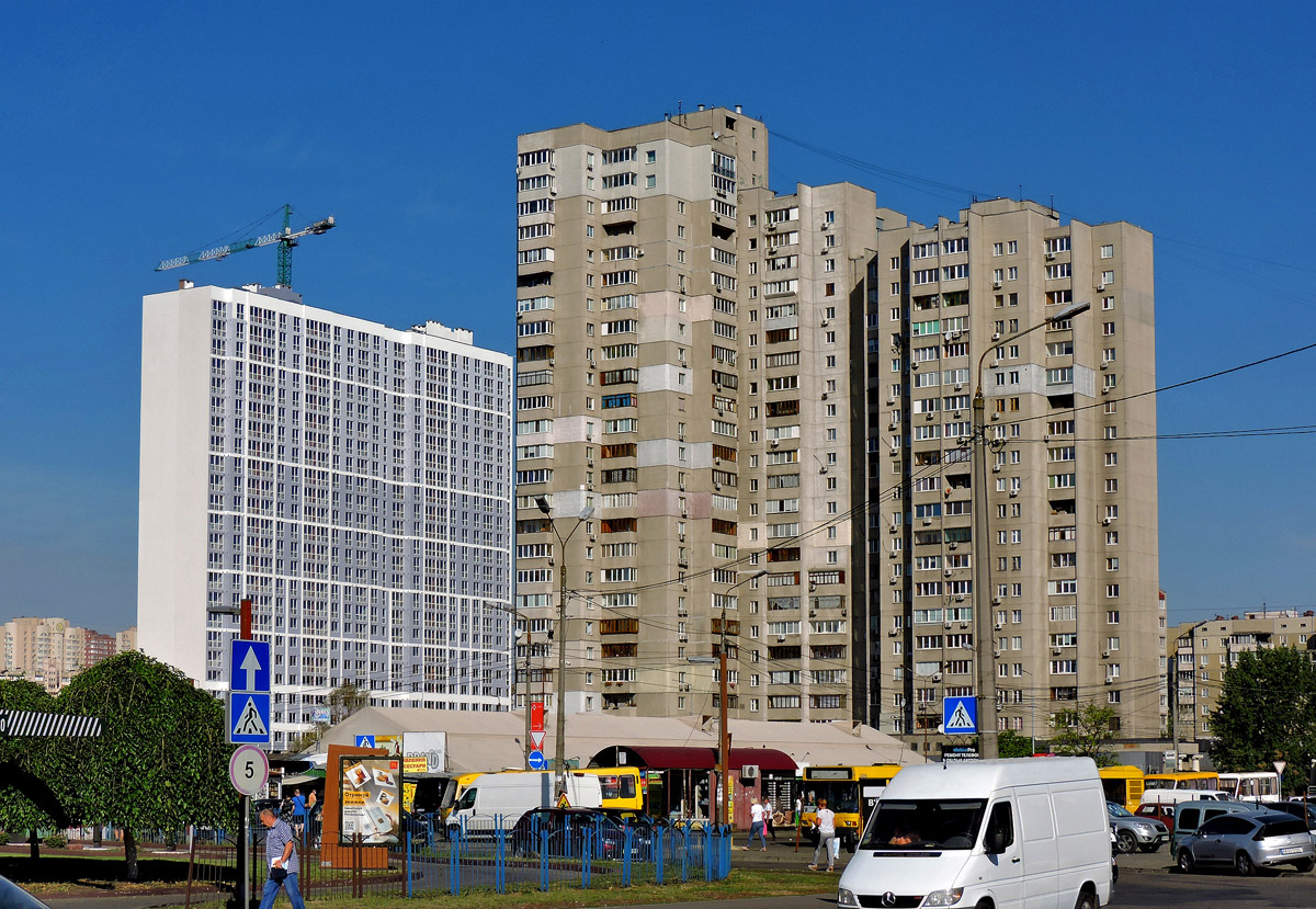 Киев, Улица Ревуцкого, 40/3 стр; Улица Ревуцкого, 37 / Улица Братства Тарасовцев, 12