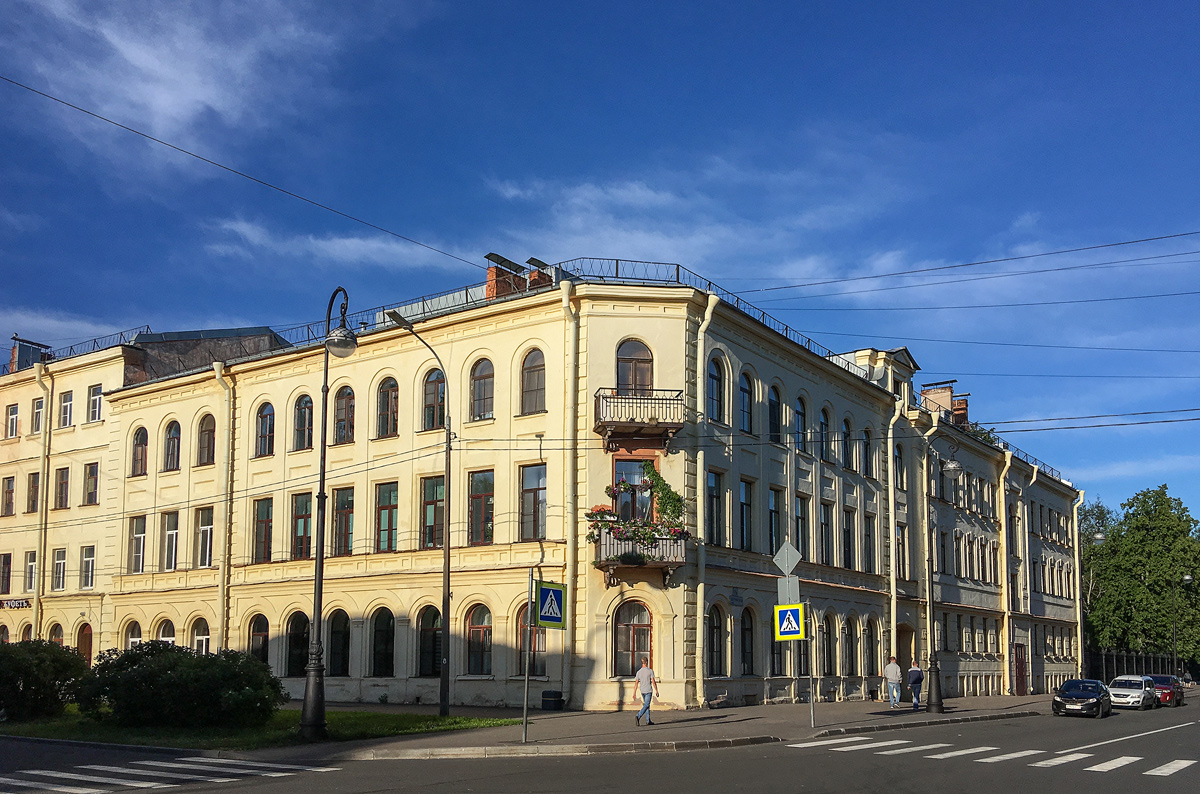 Кронштадт, Петровская улица, 13 / Красная улица, 6