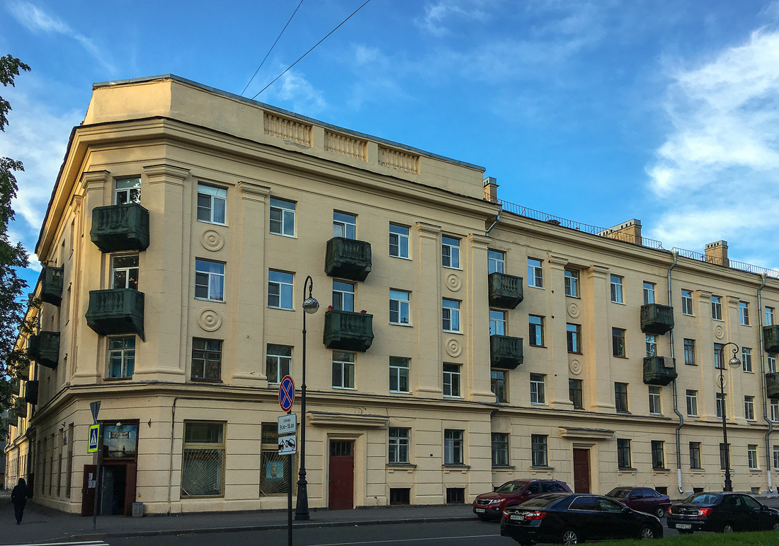 Kronstadt, Коммунистическая улица, 6 / Петровская улица, 21