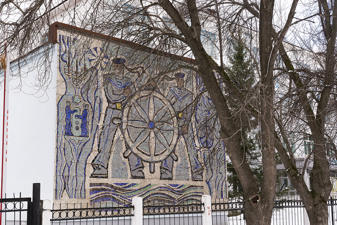 Уфа, Улица Ахметова, 275. Монументальное искусство (мозаики, росписи, барельефы, сграфито)
