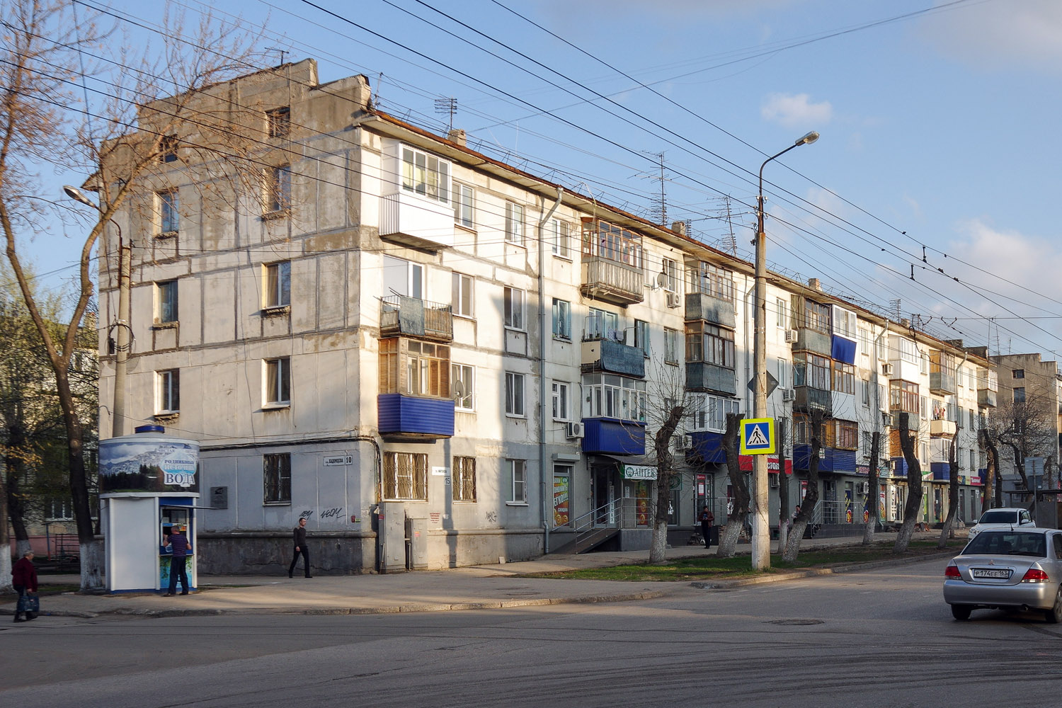Novokuybyshevsk, Улица Кадомцева, 10 / Улица Миронова, 15