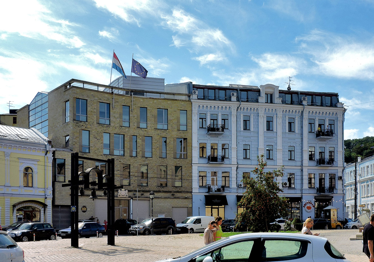 Киев, Контрактовая площадь, 7; Фроловская улица, 1/6