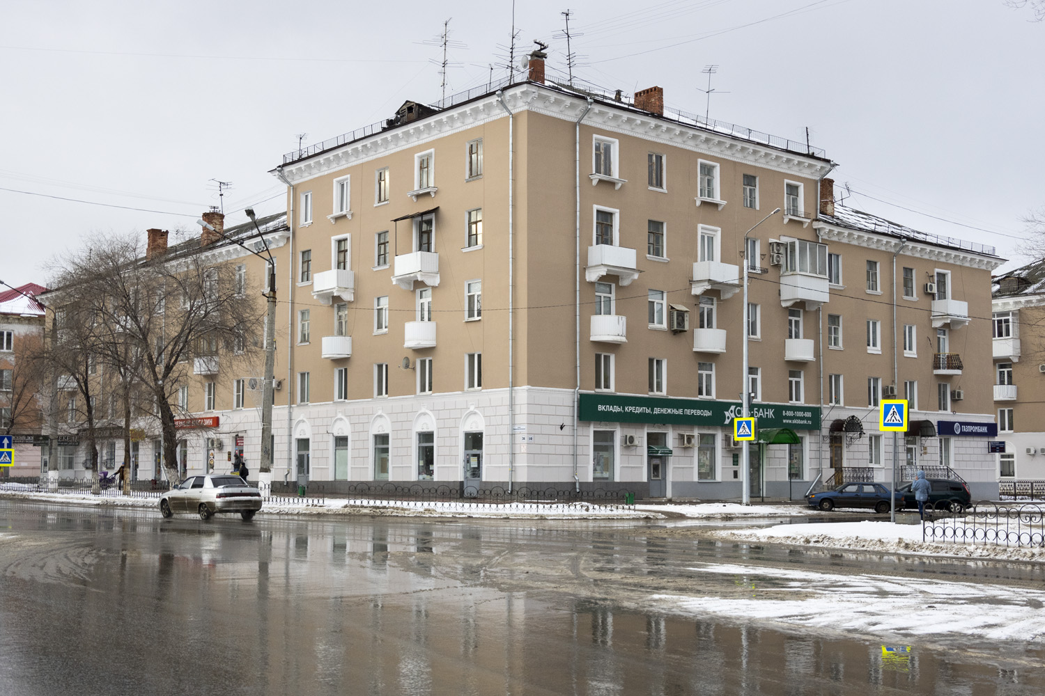Новокуйбышевск, Улица 50-летия НПЗ, 10 / Коммунистическая улица, 36