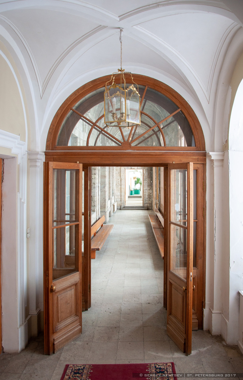 Гатчина, Красноармейский проспект, 1