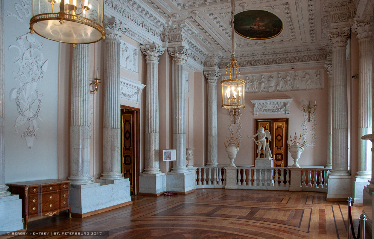 Гатчина, Красноармейский проспект, 1