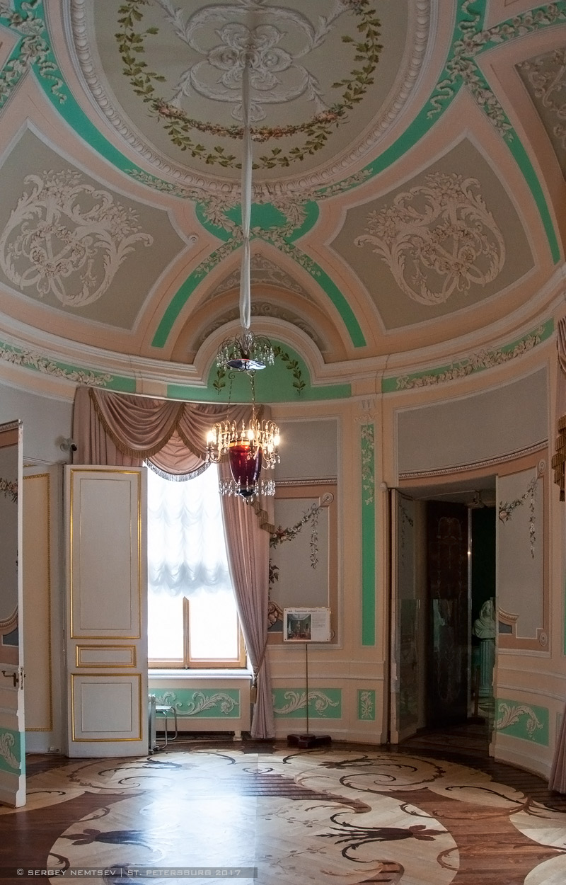 Гатчина, Красноармейский проспект, 1